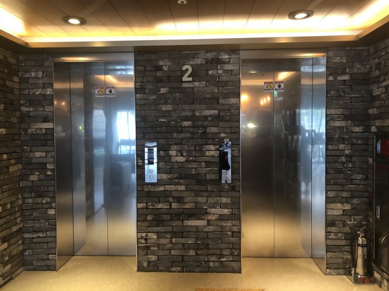 フロント階エレベーターホール