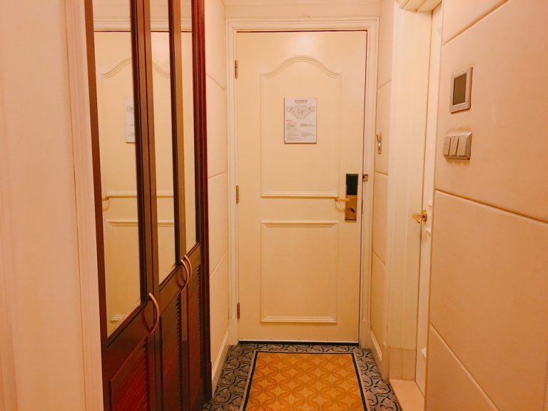 客室ドア 部屋の中から