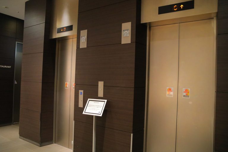 エレベーターホールフロント階