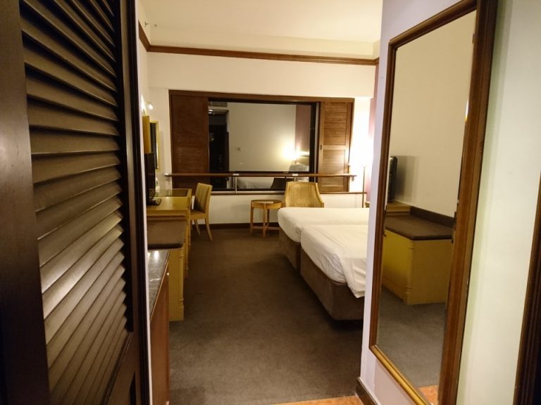 客室(窓際方向)