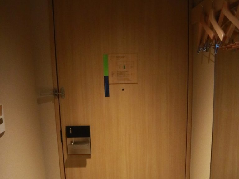 客室内からドア