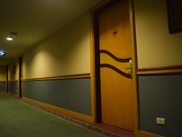 客室ドア外観