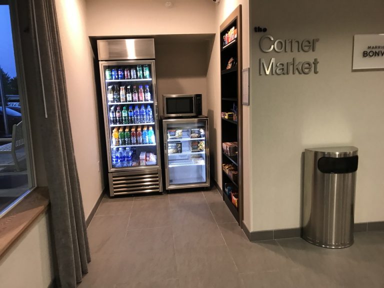 フロント横のコーナーマーケット