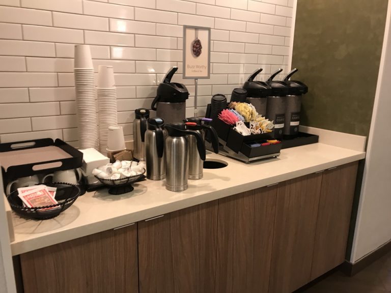 いつでも自由にいただけるコーヒーステーションがフロント横にありました。