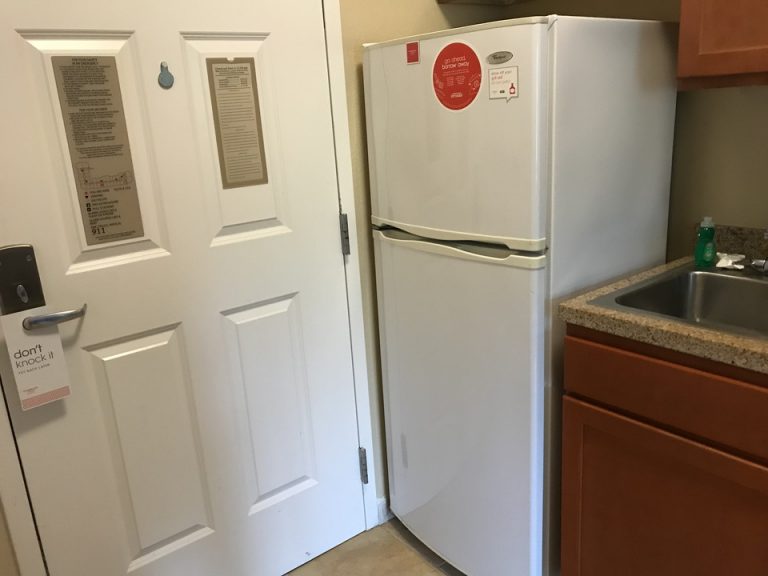 入り口を開けるとすぐに巨大冷蔵庫