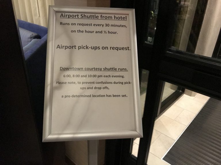 入り口入ってすぐのシャトル案内