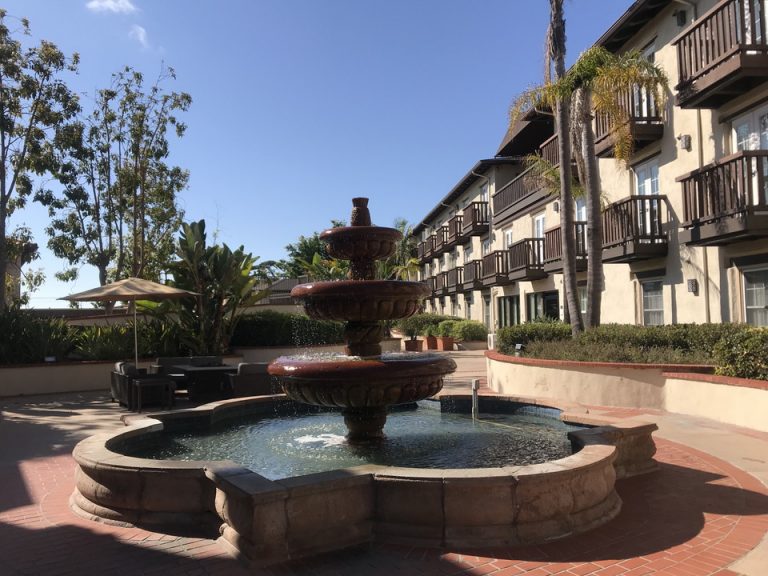 コートヤード中央には噴水がありました