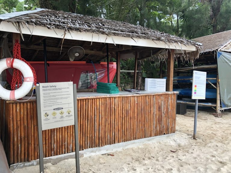 ビーチのアクティビティ受付所