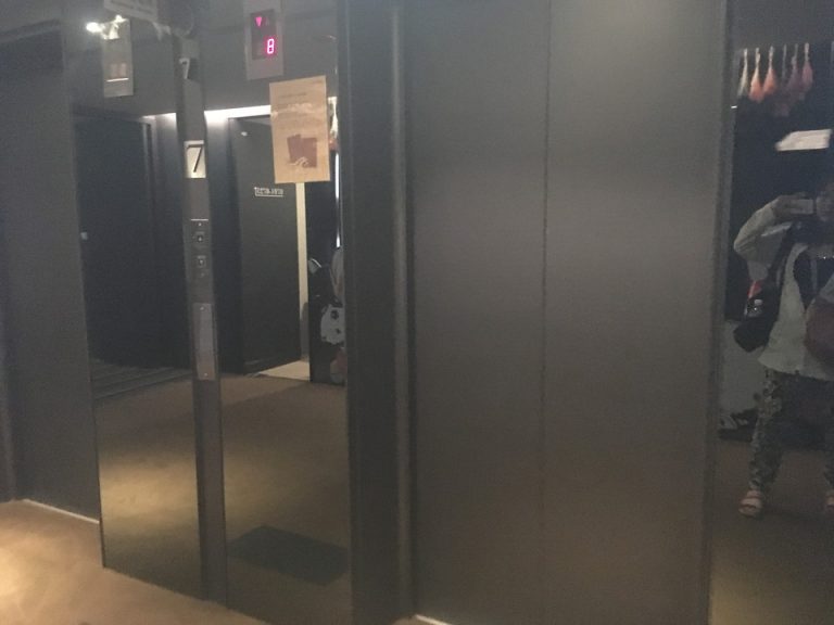 エレベーター前