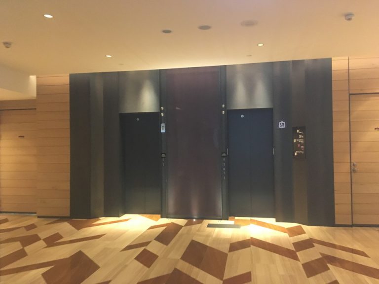 エレベーター前