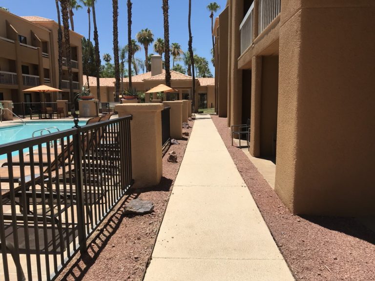 バルコニーを一歩出ると通路をまたいですぐにプール!