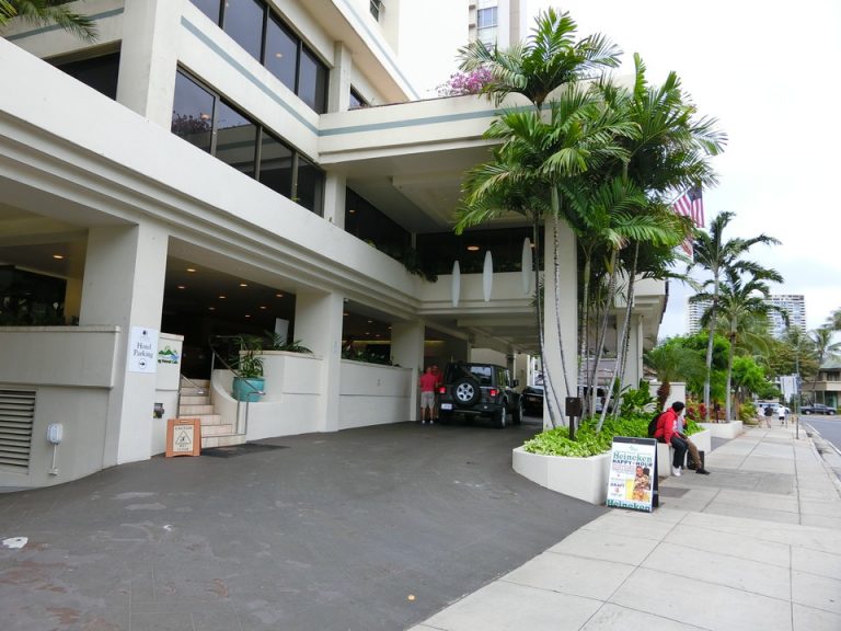 ホテル入り口地上階と車寄せ