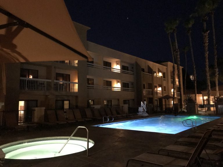 夜のプールジャグジー