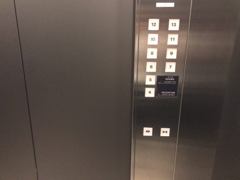 客室階行きエレベーターボタン