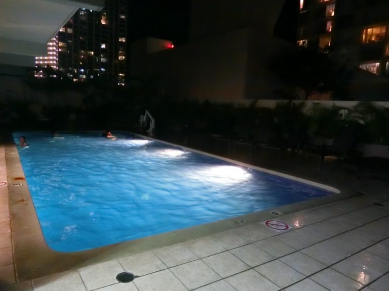 夜 プール(1)