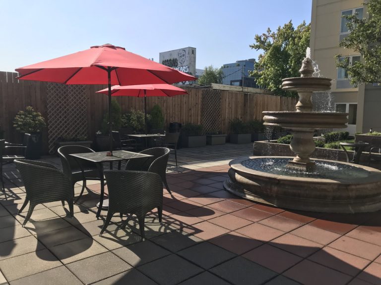 朝のコートヤード(1)