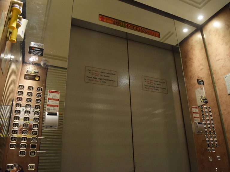 エレベーター内観階数ボタン