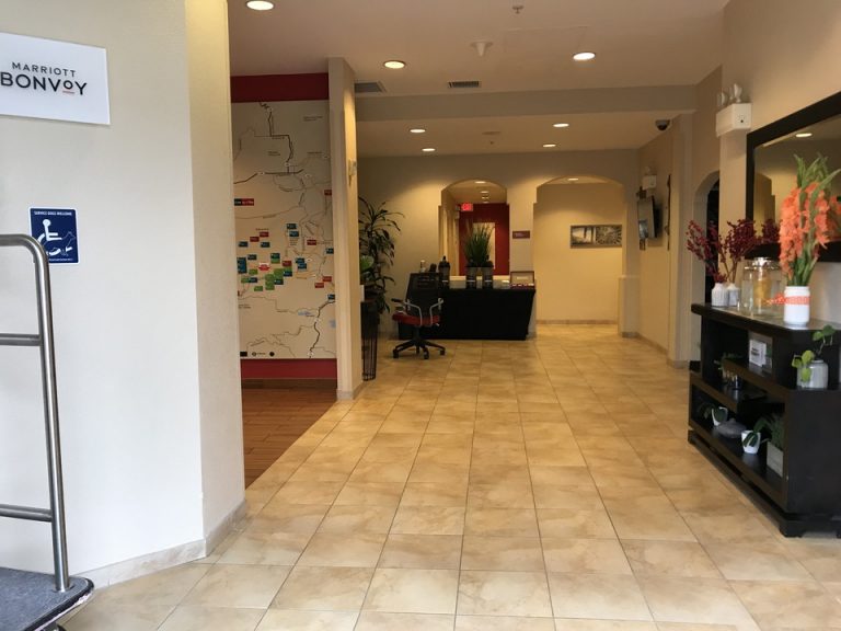 フロント前ロビーには一切ソファーがなくその奥に朝食スペースがありくつろぎたい人はそこを利用