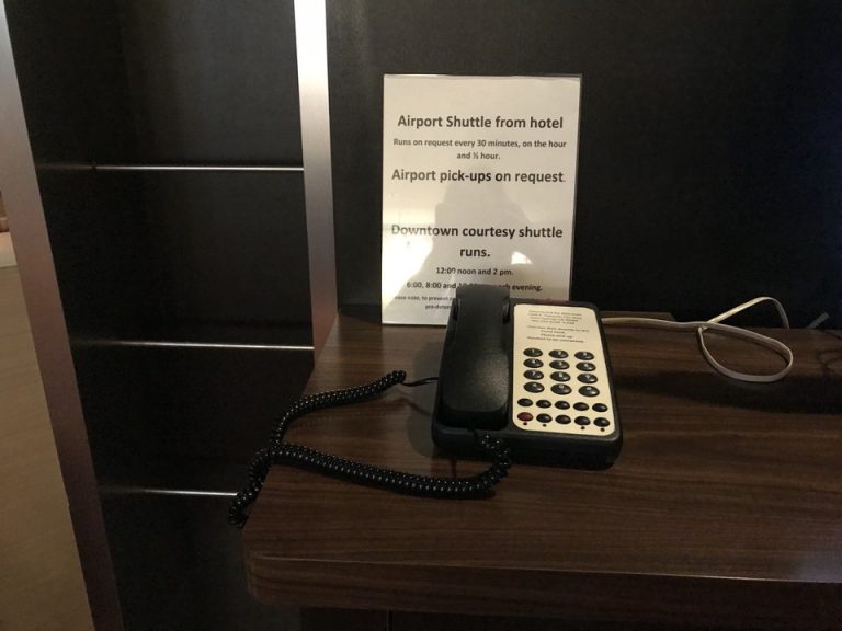 フロントドア隣に設置されている電話 エアポートとダウンタウンエヴァリクエストで迎えに来てくれるようになっていました。
