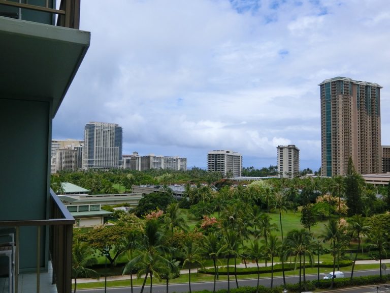 ベランダから。左方面がロイヤルハワイアン。トランプホテル、少し右にヒルトンハワイアンビレッジが見える