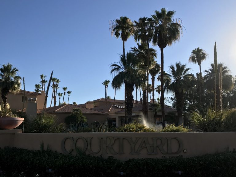 ゴルフ場に来たような気分にもなるホテル外観