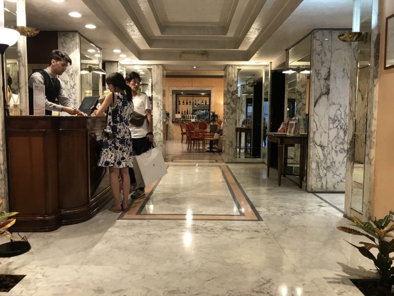 ホテルフロント全体 (2)