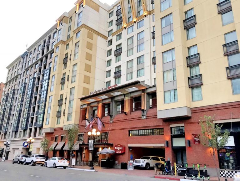 ホテル外観 周りに建物が密集していてこれが限界です