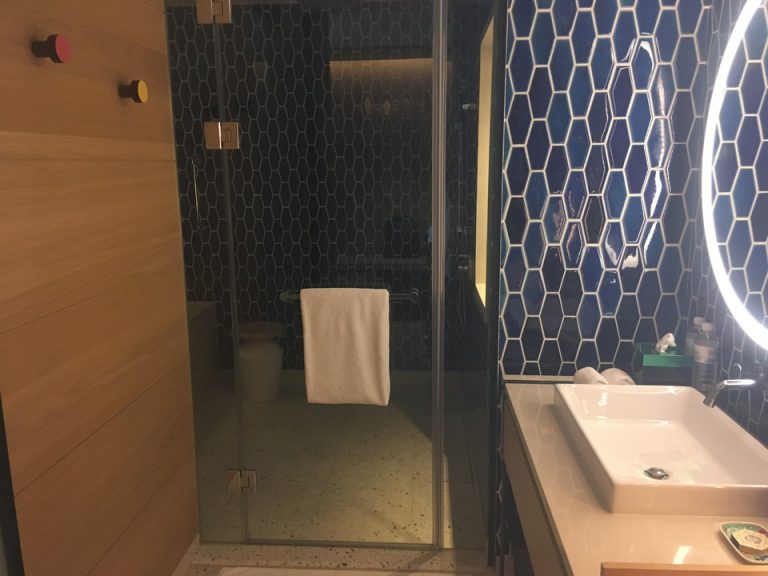 バスルーム入り口から