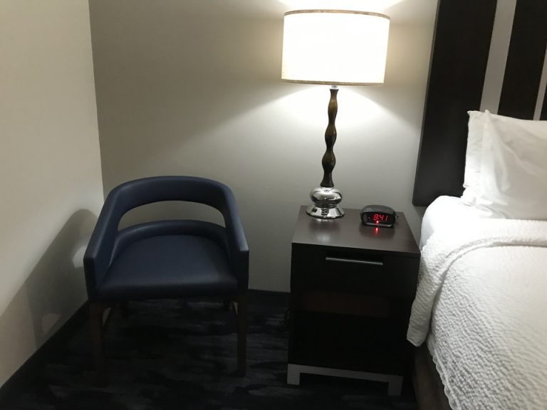 ベッドサイドには椅子とサイドテールがありました