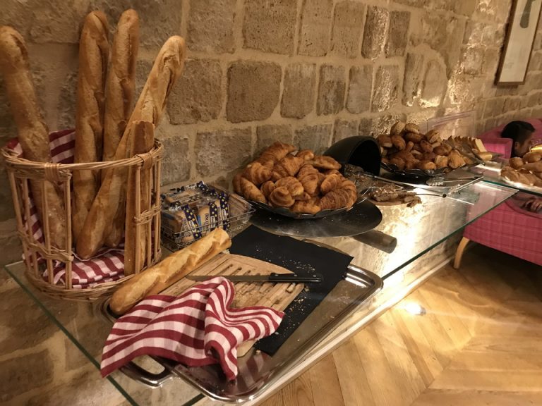 朝食会場(パン類)