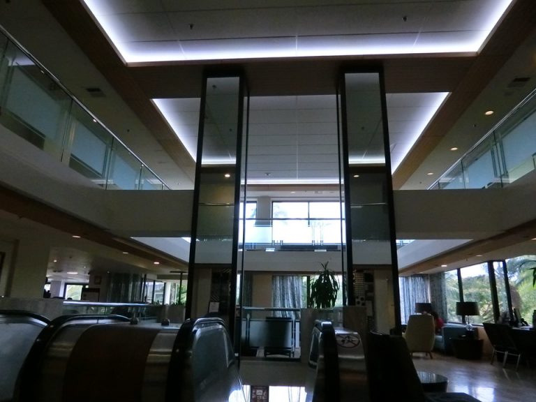 吹き抜けで上が会議室、プール、フィットネスセンター