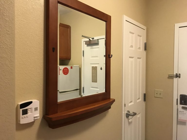 入ってすぐには車のキーなどを置けるスペース付きの鏡がありました