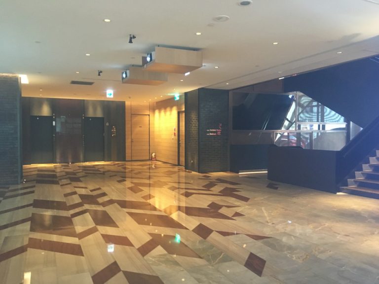 エレベーターまでの廊下