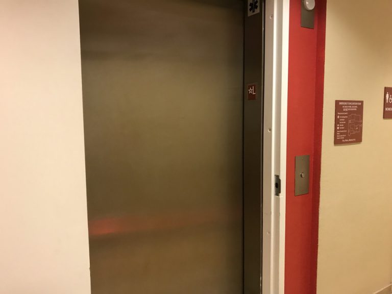 フロント奥にすぐエレベーター