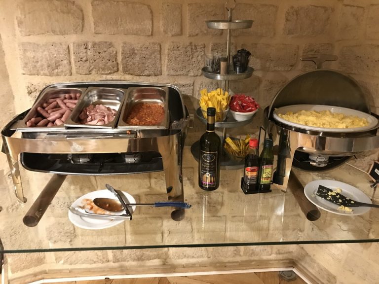 朝食会場(ハム・ソーセージ、卵)