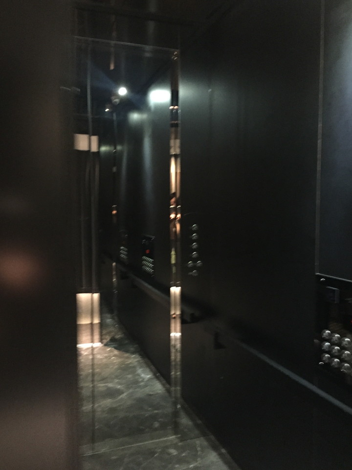 エレベーターボタン