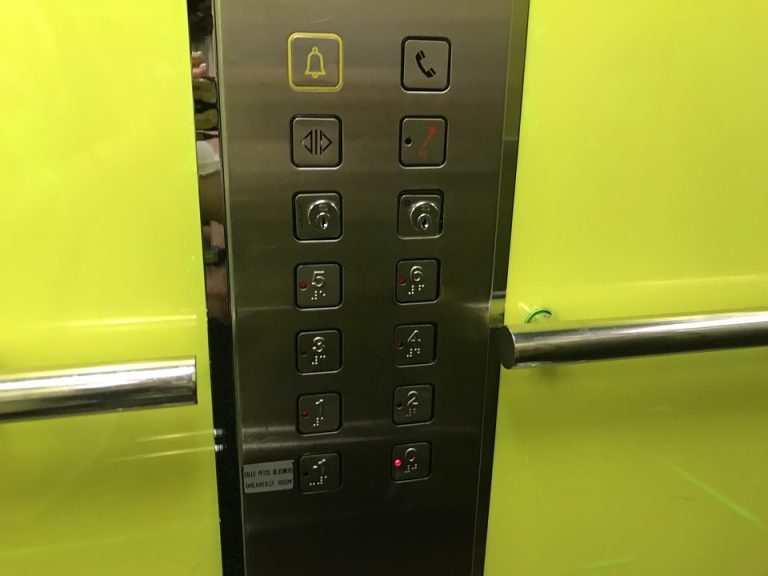 エレベーターボタン