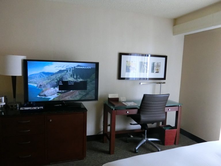 ベッド間からみたテレビ台、デスク