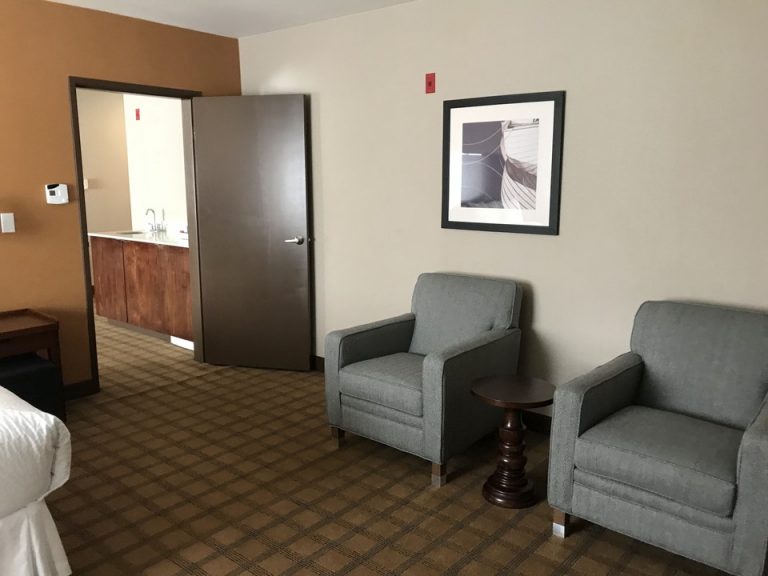 ベッドルームにもチェアデスクがありました