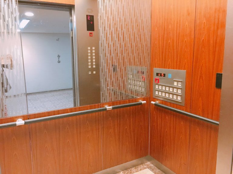 エレベーターの中2