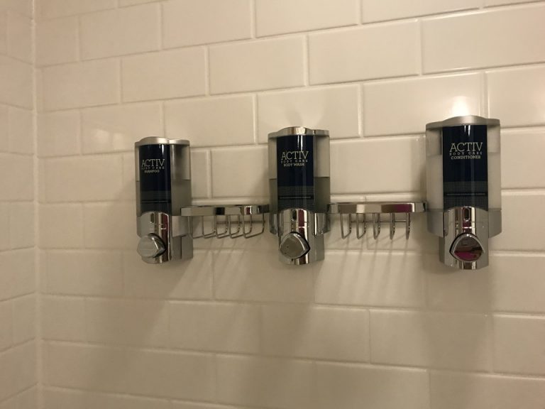 シャワールーム内設置アメニティーこの小さなスペースに持ってきているシャンプーなどがおけて大変便利でした