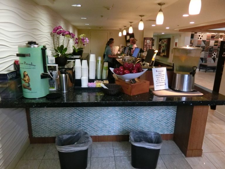 フロント横 コーヒーとデトックスウォーターが飲み放題 持ち歩きカップもあり