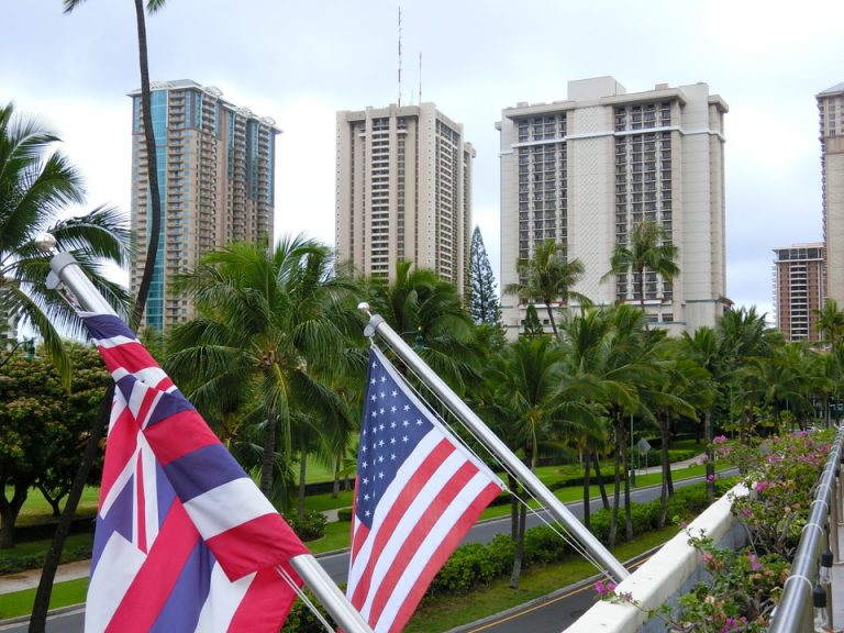 プールから見えるヒルトンハワイアンビレッジ