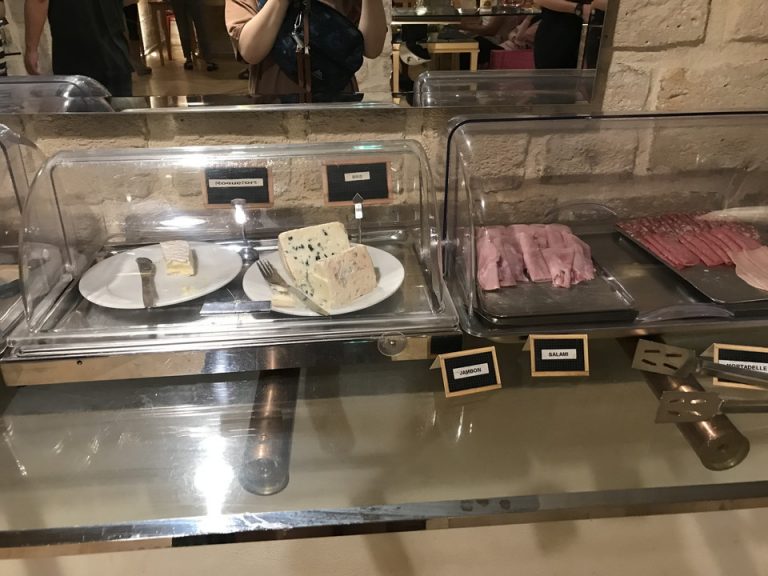 朝食会場(ハム、チーズ)