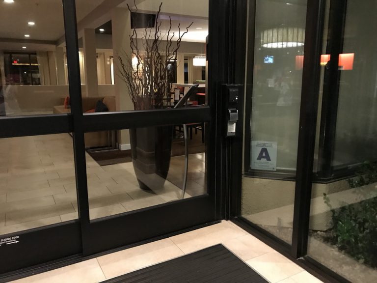 フロントドアは2枚扉になっていてやっぱ間はキーアクセスになっているようでした