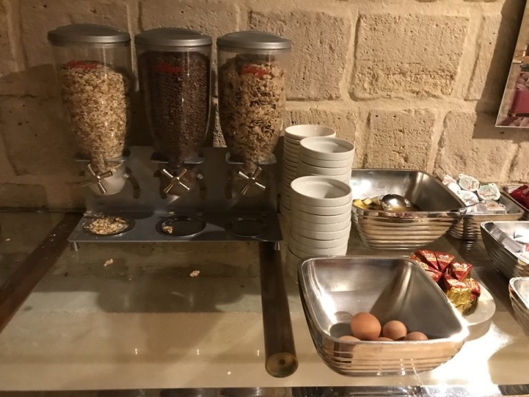 朝食会場(シリアル)