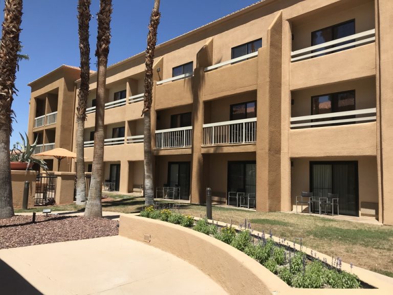 私達の部屋はこのように外からも部屋にアクセスできるオープンバルコニーになっていました