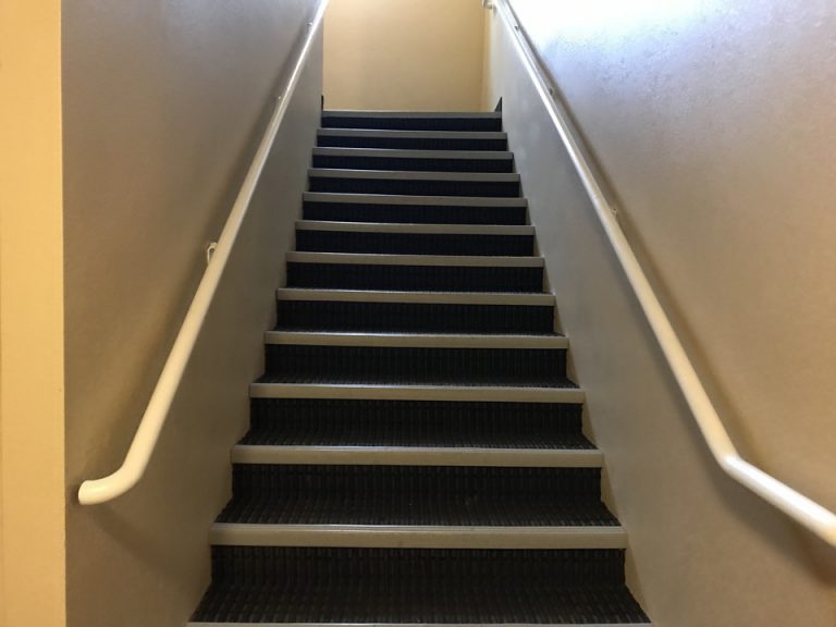 私も多くの宿泊客もエレベーター横の階段を常に利用していました