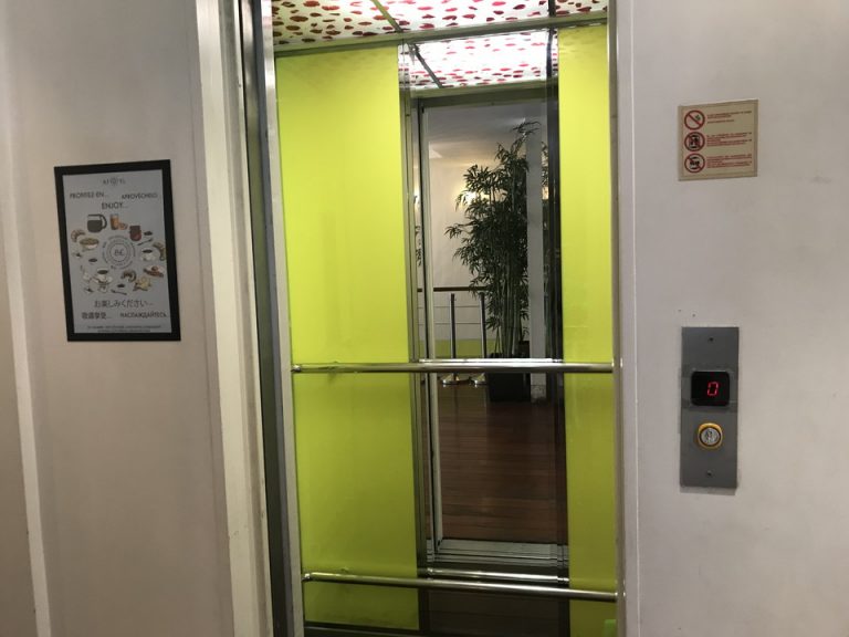 エレベーター内観 (2)