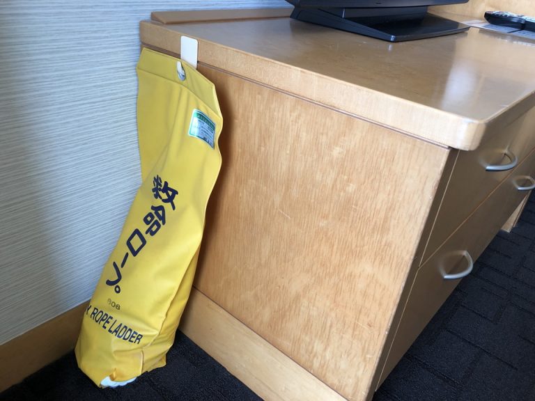 デスク隣に置かれた救命ロープ